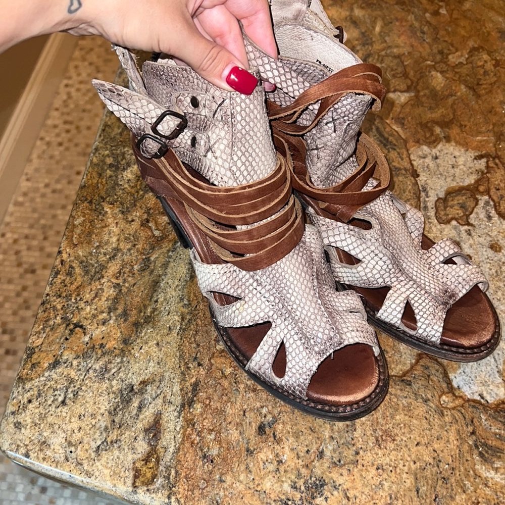 Free bird size 8 open toed heel wedge